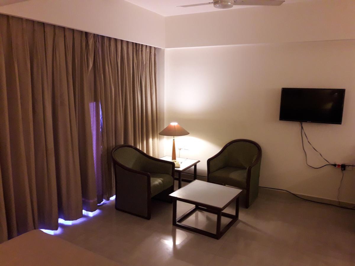 Hotel Bluehill Bhavnagar Exteriör bild