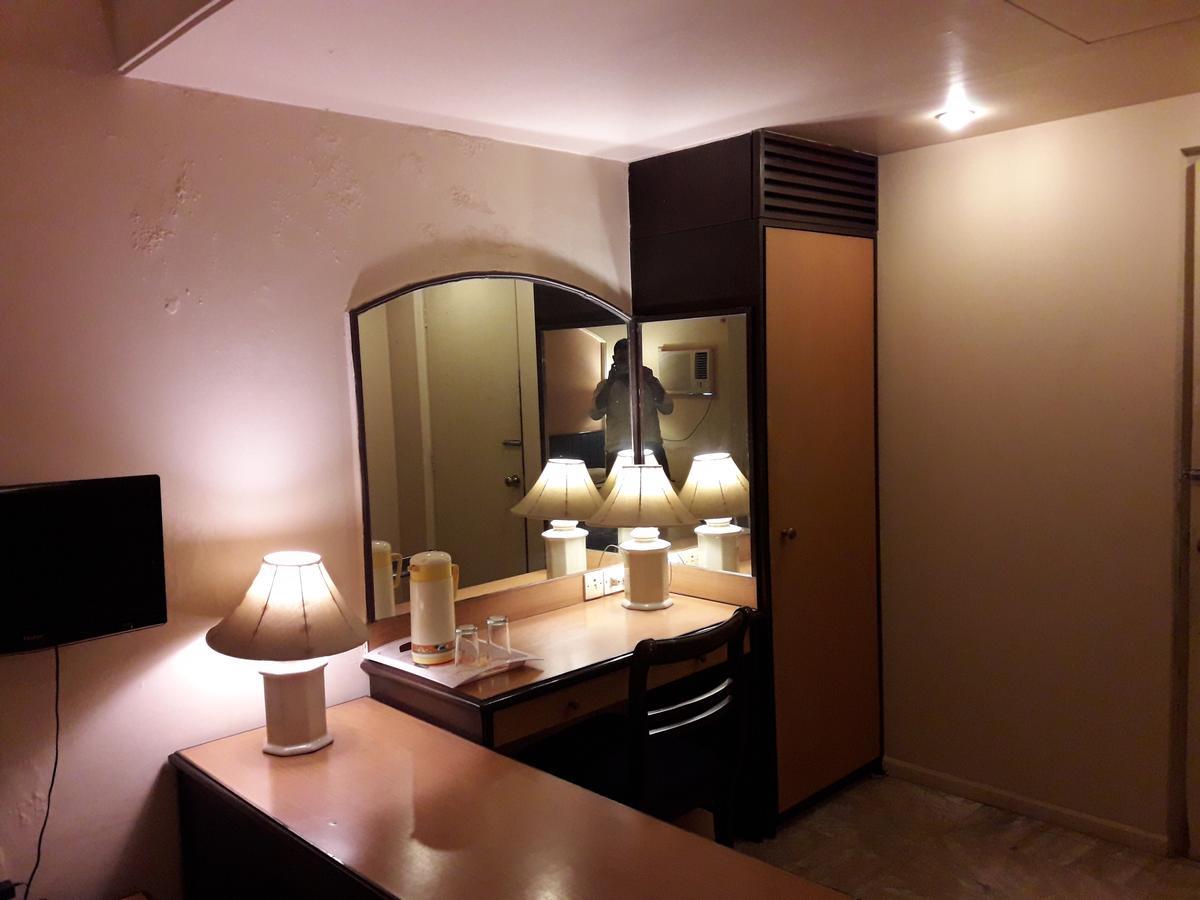 Hotel Bluehill Bhavnagar Exteriör bild