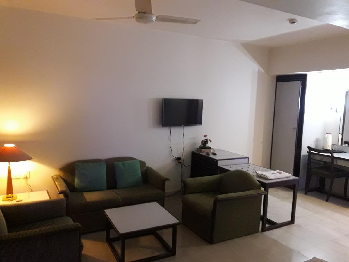 Hotel Bluehill Bhavnagar Exteriör bild