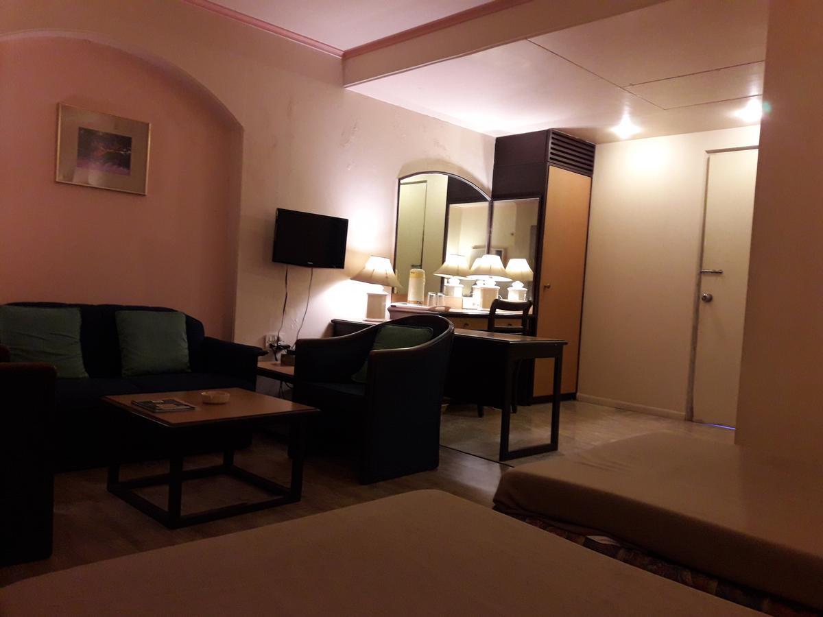Hotel Bluehill Bhavnagar Exteriör bild
