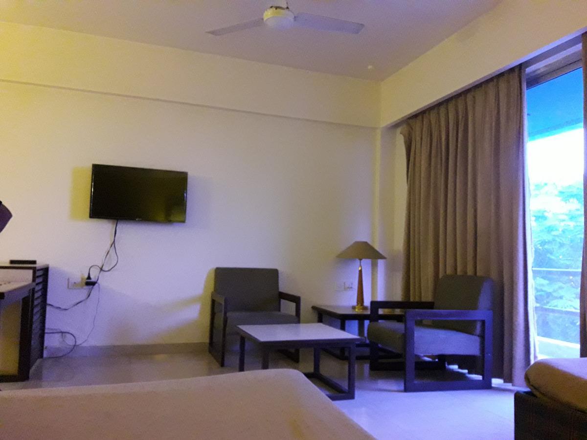 Hotel Bluehill Bhavnagar Exteriör bild