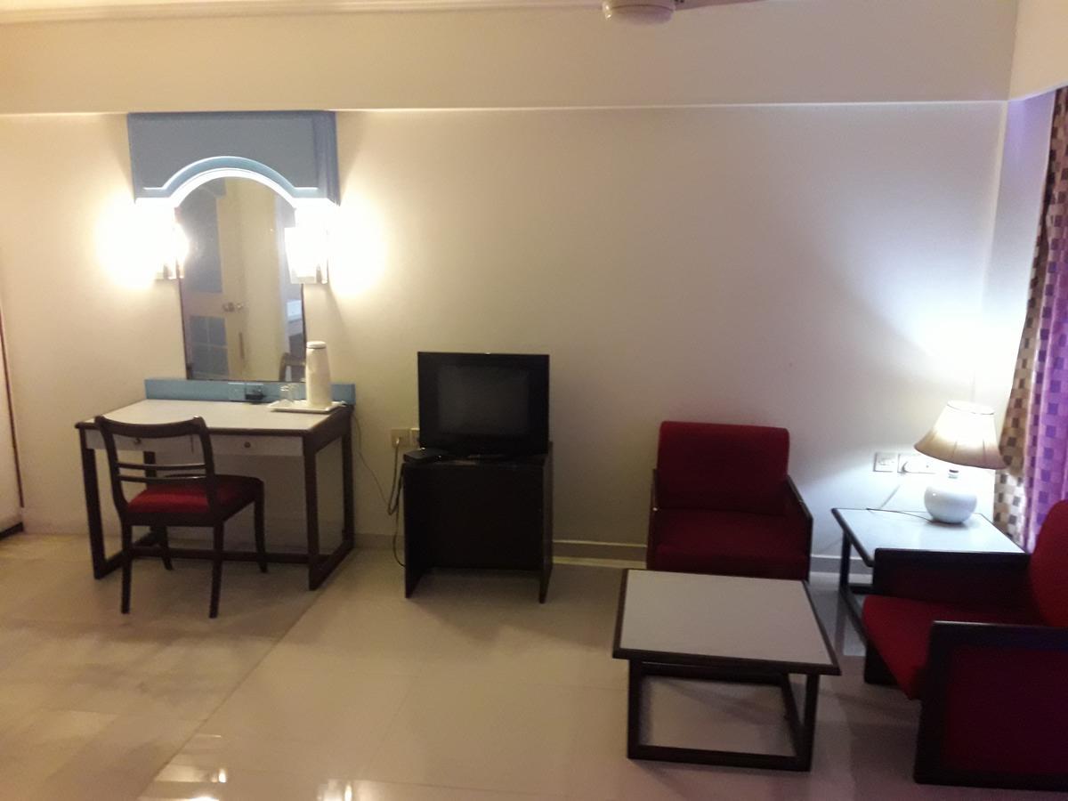 Hotel Bluehill Bhavnagar Exteriör bild